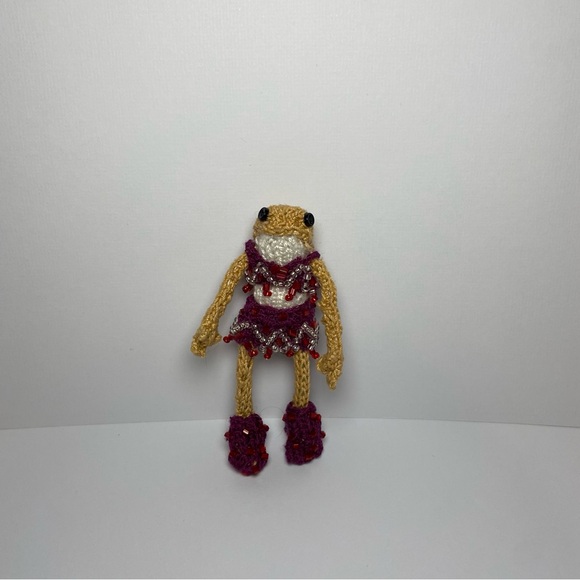 Tiny Knitted Frog- 1989 - Picture 3 of 8